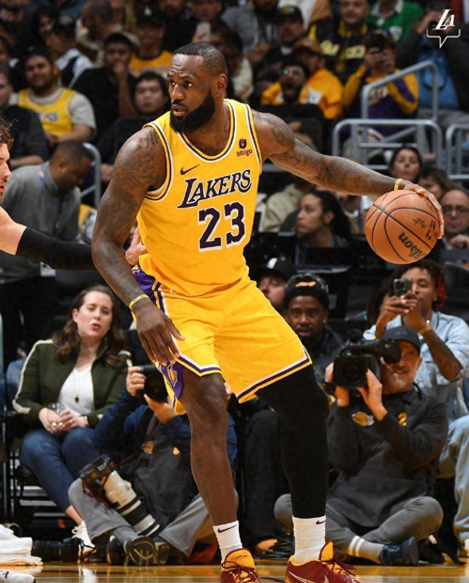 开云体育在线-莱万多夫斯基在湖人比赛中战术调整，险胜引发热议！-开云体育在线