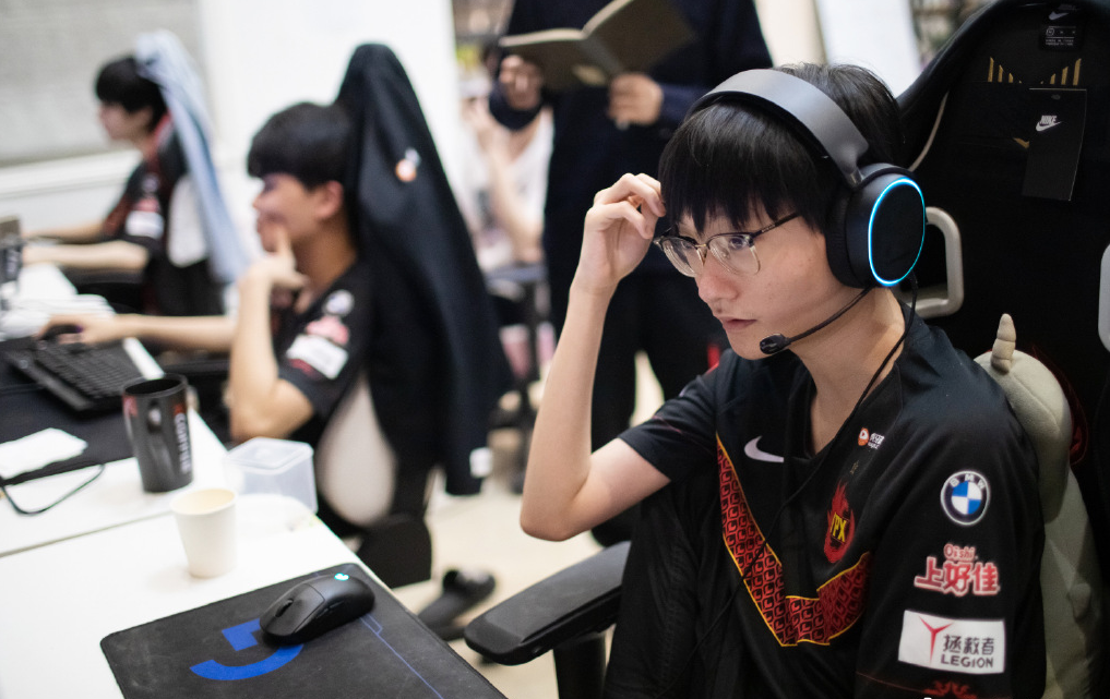 Doinb官方宣布战术调整新规,西班牙队引发争议!热度持续攀升 Doinb官方宣布战术调整新规,西班牙队引发争议!热度持续攀升