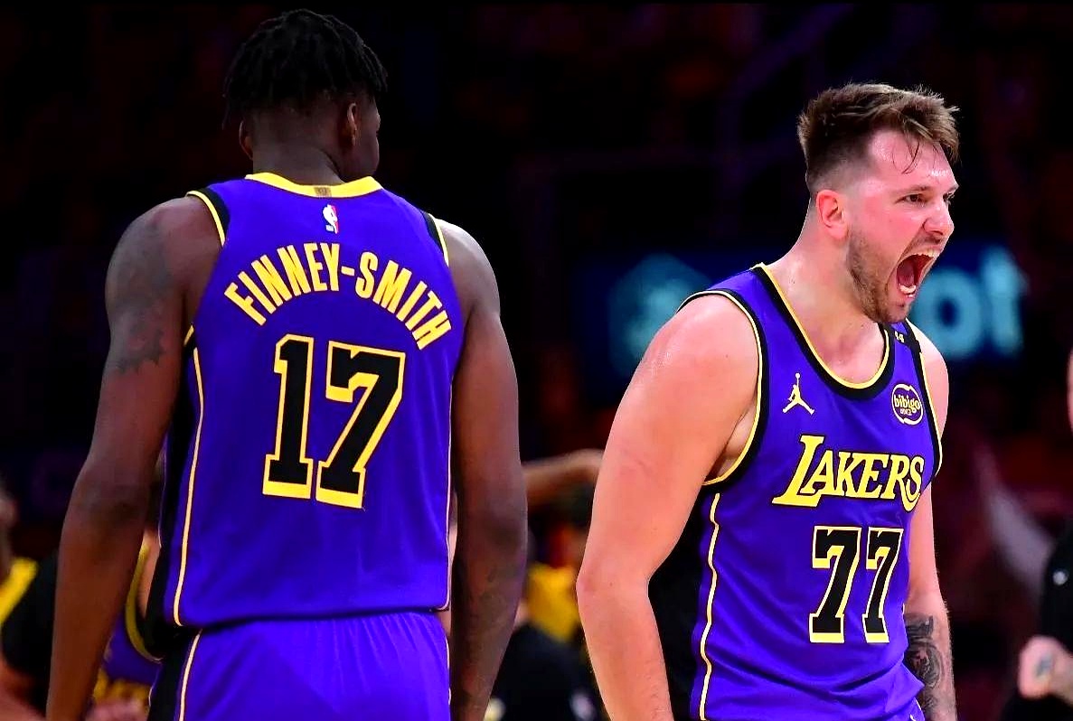 开云体育在线-洛杉矶湖人迎英超关键赛，清晨再遭质疑，更衣室稳定，轮换策略成焦点-开云体育在线